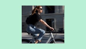 Cycliste femme à vélo vitesse en ville