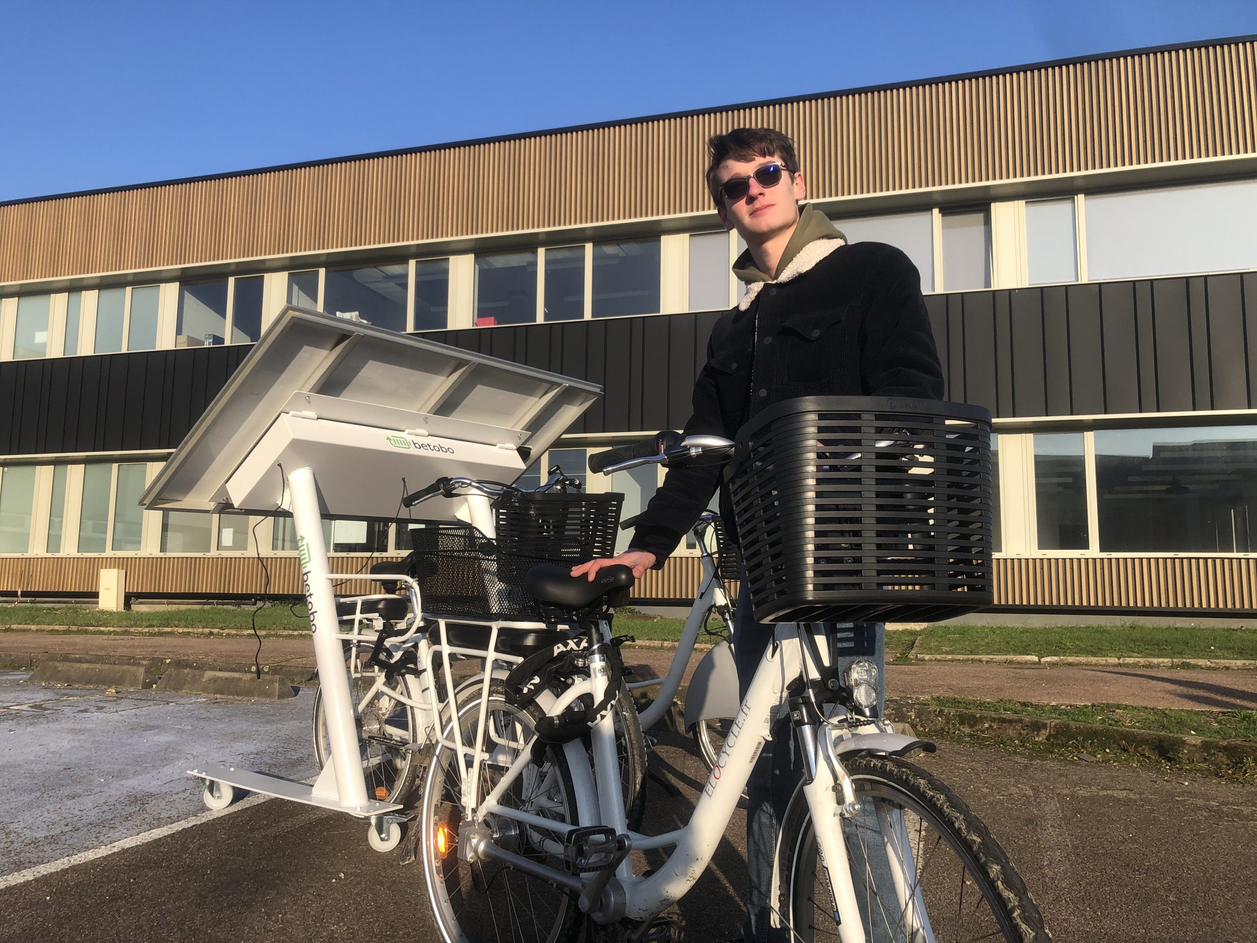 Salarié usager des vélos de fonction d'Elocycle et de sa borde de recharge Erack